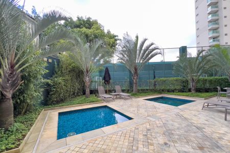 Apartamento à venda com 267m², 4 quartos e 4 vagas Apartamento à venda com 267m², 4 quartos e 4 vagasÁrea comum - Piscina