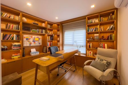 Apartamento à venda com 267m², 4 quartos e 4 vagas Apartamento à venda com 267m², 4 quartos e 4 vagasEscritório