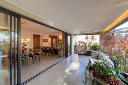 Apartamento à venda com 267m², 4 quartos e 4 vagas Apartamento à venda com 267m², 4 quartos e 4 vagasVaranda da Sala