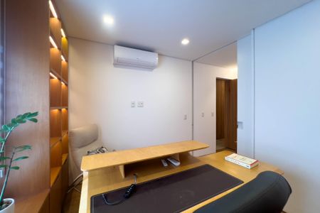 Apartamento à venda com 267m², 4 quartos e 4 vagas Apartamento à venda com 267m², 4 quartos e 4 vagasEscritório