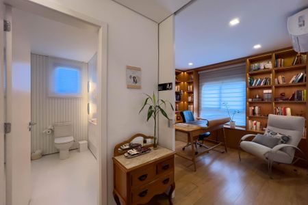 Apartamento à venda com 267m², 4 quartos e 4 vagas Apartamento à venda com 267m², 4 quartos e 4 vagasEscritório