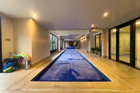 Apartamento à venda com 267m², 4 quartos e 4 vagas Apartamento à venda com 267m², 4 quartos e 4 vagasÁrea comum - Piscina