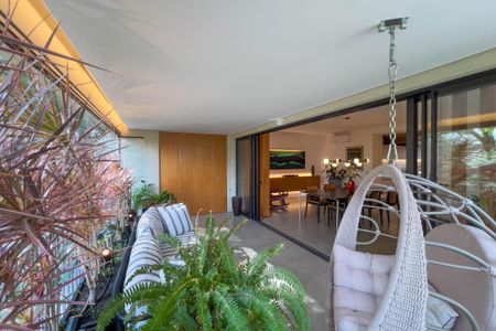 Apartamento à venda com 267m², 4 quartos e 4 vagas Apartamento à venda com 267m², 4 quartos e 4 vagasVaranda da Sala