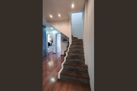 Apartamento à venda com 149m², 3 quartos e 1 vaga Apartamento à venda com 149m², 3 quartos e 1 vagaEscada