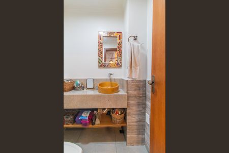 Casa de condomínio à venda com 182m², 3 quartos e 2 vagasLavabo