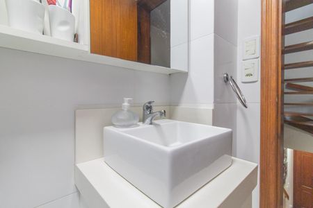 Casa de condomínio à venda com 182m², 3 quartos e 2 vagasBanheiro Social