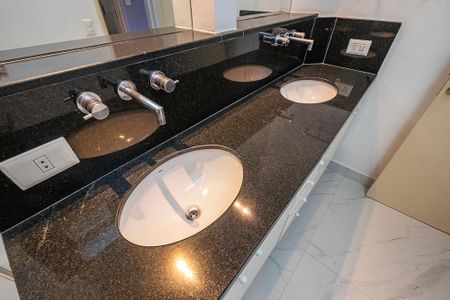 Apartamento à venda com 75m², 2 quartos e sem vagaSuíte - Banheiro