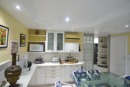 Casa à venda com 1032m², 5 quartos e 3 vagas Casa à venda com 1032m², 5 quartos e 3 vagasCopa