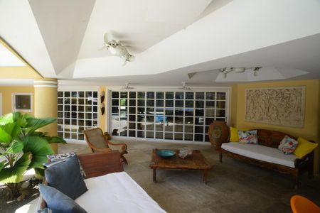 Casa à venda com 1032m², 5 quartos e 3 vagas Casa à venda com 1032m², 5 quartos e 3 vagasEspaço Gourmet