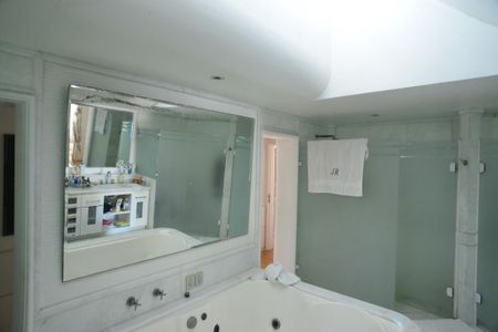 Casa à venda com 1032m², 5 quartos e 3 vagas Casa à venda com 1032m², 5 quartos e 3 vagasBanheiro Suíte Principal