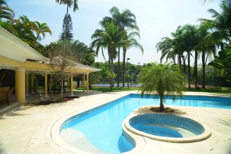 Casa à venda com 1032m², 5 quartos e 3 vagas Casa à venda com 1032m², 5 quartos e 3 vagasÁrea Externa - Piscina