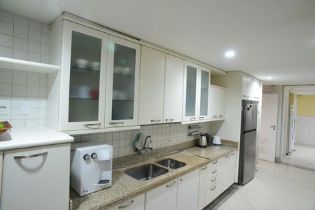 Casa à venda com 1032m², 5 quartos e 3 vagas Casa à venda com 1032m², 5 quartos e 3 vagasCozinha