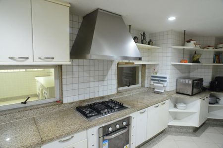 Casa à venda com 1032m², 5 quartos e 3 vagas Casa à venda com 1032m², 5 quartos e 3 vagasCozinha