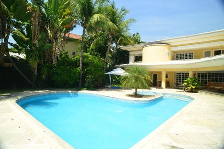 Casa à venda com 1032m², 5 quartos e 3 vagas Casa à venda com 1032m², 5 quartos e 3 vagasÁrea Externa - Piscina