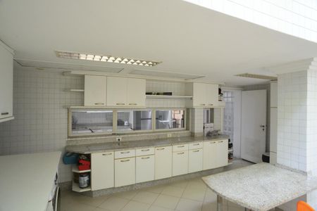 Casa à venda com 1032m², 5 quartos e 3 vagas Casa à venda com 1032m², 5 quartos e 3 vagasÁrea de Serviço