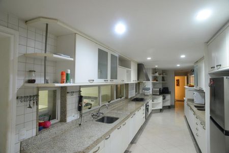 Casa à venda com 1032m², 5 quartos e 3 vagas Casa à venda com 1032m², 5 quartos e 3 vagasCozinha