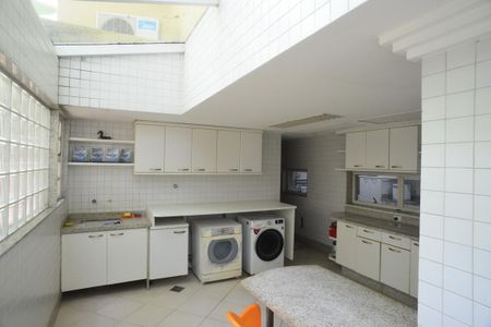 Casa à venda com 1032m², 5 quartos e 3 vagas Casa à venda com 1032m², 5 quartos e 3 vagasÁrea de Serviço