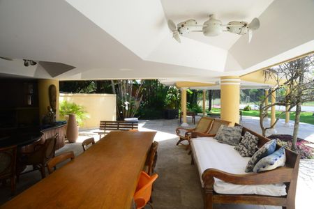 Casa à venda com 1032m², 5 quartos e 3 vagas Casa à venda com 1032m², 5 quartos e 3 vagasEspaço Gourmet