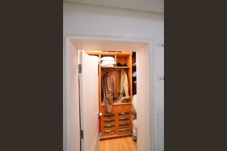 Casa à venda com 1032m², 5 quartos e 3 vagas Casa à venda com 1032m², 5 quartos e 3 vagasCloset Suíte 1