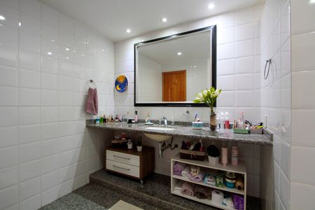 Casa à venda com 574m², 4 quartos e 7 vagasBanheiro Suíte 1
