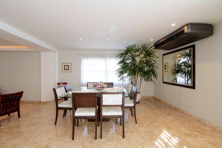 Casa à venda com 574m², 4 quartos e 7 vagasSala