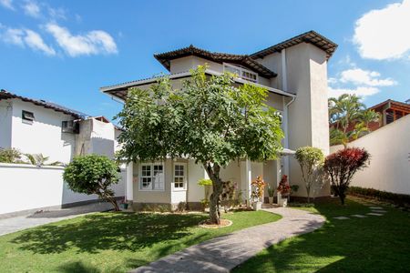 Casa à venda com 574m², 4 quartos e 7 vagasFachada interna