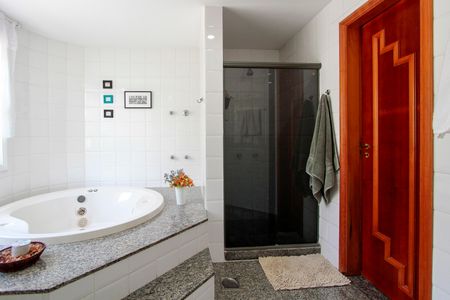 Casa à venda com 574m², 4 quartos e 7 vagasBanheiro Suíte 1