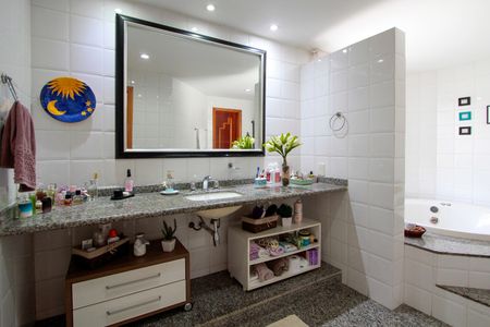 Casa à venda com 574m², 4 quartos e 7 vagasBanheiro Suíte 1