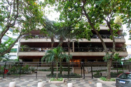 Apartamento à venda com 339m², 5 quartos e 4 vagas Apartamento à venda com 339m², 5 quartos e 4 vagasFachada