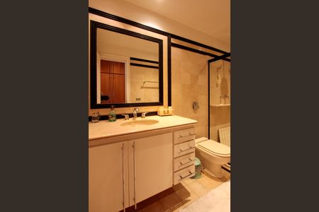 Apartamento à venda com 339m², 5 quartos e 4 vagas Apartamento à venda com 339m², 5 quartos e 4 vagasBanheiro da Suíte 2