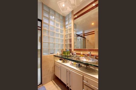 Apartamento à venda com 339m², 5 quartos e 4 vagas Apartamento à venda com 339m², 5 quartos e 4 vagasBanheiro da Suíte 1