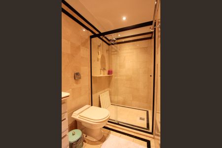 Apartamento à venda com 339m², 5 quartos e 4 vagas Apartamento à venda com 339m², 5 quartos e 4 vagasBanheiro da Suíte 2