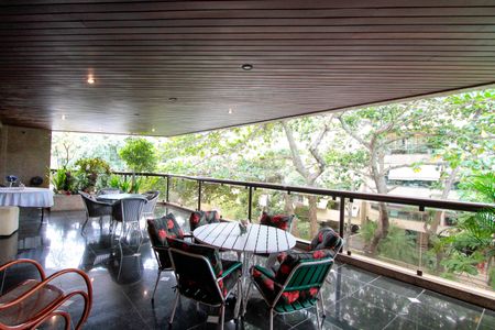 Apartamento à venda com 339m², 5 quartos e 4 vagas Apartamento à venda com 339m², 5 quartos e 4 vagasVaranda