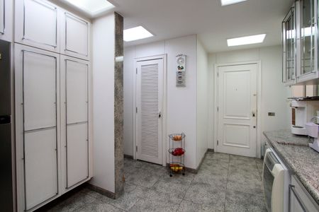 Apartamento à venda com 339m², 5 quartos e 4 vagas Apartamento à venda com 339m², 5 quartos e 4 vagasCozinha