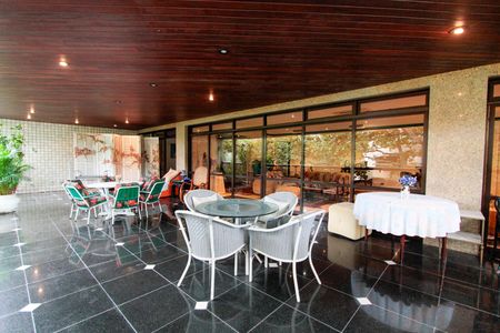 Apartamento à venda com 339m², 5 quartos e 4 vagas Apartamento à venda com 339m², 5 quartos e 4 vagasVaranda