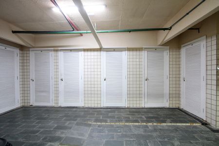 Apartamento à venda com 339m², 5 quartos e 4 vagas Apartamento à venda com 339m², 5 quartos e 4 vagasGuarda volume da garagem