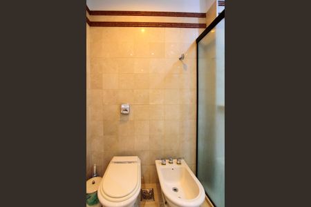 Apartamento à venda com 339m², 5 quartos e 4 vagas Apartamento à venda com 339m², 5 quartos e 4 vagasBanheiro da Suíte 1