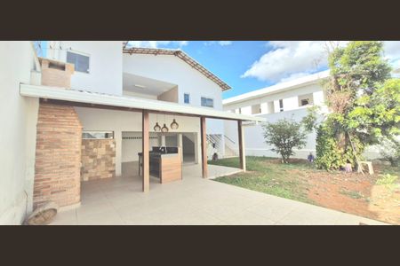 Casa à venda com 450m², 4 quartos e 4 vagas Casa à venda com 450m², 4 quartos e 4 vagasÁrea comum