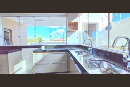 Casa à venda com 450m², 4 quartos e 4 vagas Casa à venda com 450m², 4 quartos e 4 vagasCozinha