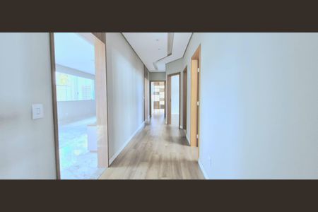 Casa à venda com 450m², 4 quartos e 4 vagas Casa à venda com 450m², 4 quartos e 4 vagasCorredor