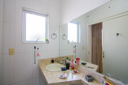 Casa à venda com 400m², 4 quartos e 6 vagasBanheiro Suíte 2