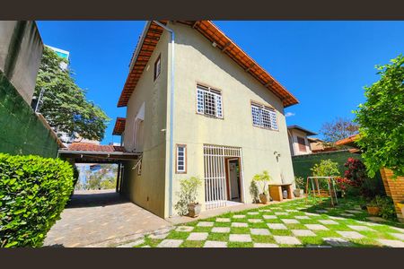 Casa à venda com 250m², 4 quartos e 6 vagas Casa à venda com 250m², 4 quartos e 6 vagasFachada