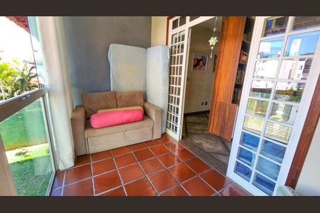 Casa à venda com 250m², 4 quartos e 6 vagas Casa à venda com 250m², 4 quartos e 6 vagasArea comum