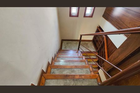 Casa à venda com 250m², 4 quartos e 6 vagas Casa à venda com 250m², 4 quartos e 6 vagasEscada