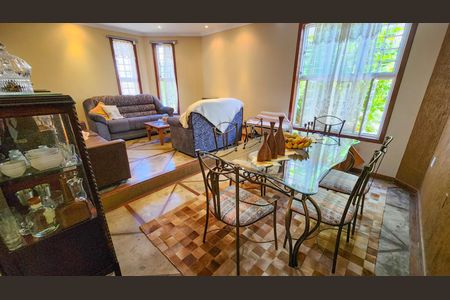 Casa à venda com 250m², 4 quartos e 6 vagas Casa à venda com 250m², 4 quartos e 6 vagasSala