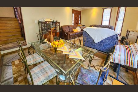 Casa à venda com 250m², 4 quartos e 6 vagas Casa à venda com 250m², 4 quartos e 6 vagasSala