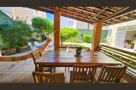 Casa à venda com 250m², 4 quartos e 6 vagas Casa à venda com 250m², 4 quartos e 6 vagasArea comum