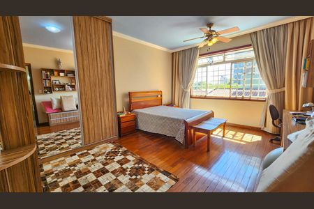 Casa à venda com 250m², 4 quartos e 6 vagas Casa à venda com 250m², 4 quartos e 6 vagasSuite 1