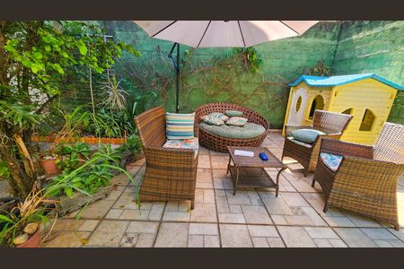 Casa à venda com 250m², 4 quartos e 6 vagas Casa à venda com 250m², 4 quartos e 6 vagasArea comum