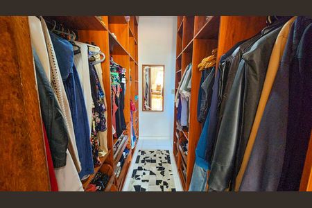 Casa à venda com 250m², 4 quartos e 6 vagas Casa à venda com 250m², 4 quartos e 6 vagasCloset /Suite 2